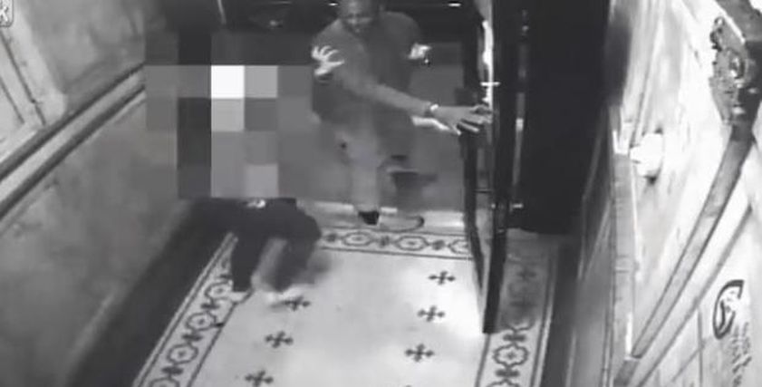 رجل يحاول التحرش وسرقة فتاة عشرينية داخل المصعد