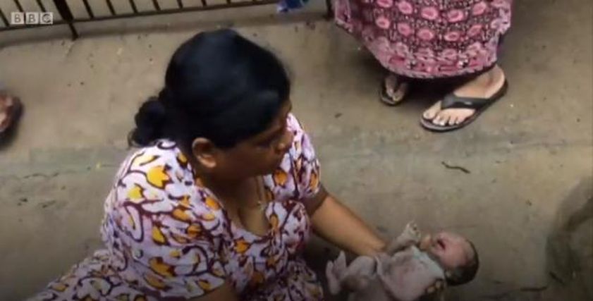 سيدة هندية تنقذ طفلا رضيعا عالقا في المجاري