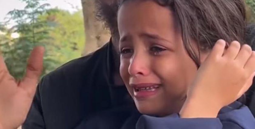 طفلة غزة تنعي والدتها وشقيقها بعد استشهادهم
