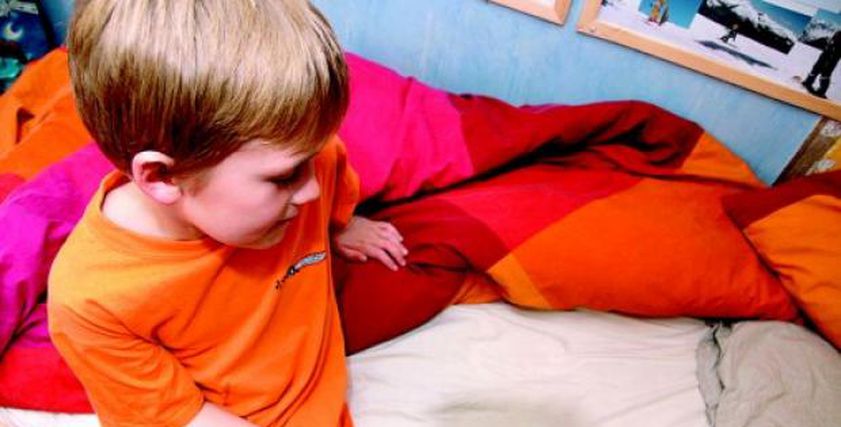 نصائح للأمهات لمنع الطفل من تبليل السرير ليلا