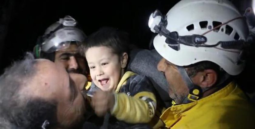 الطفل السوري كرم بعد خروجه من أسفل الأنقاض