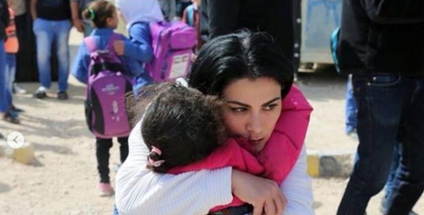 بالصور| صبا مبارك تحتضن لاجئة سورية في أحد المخيمات: