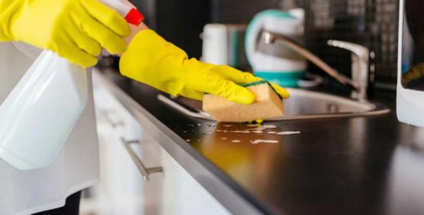 خبير يقدم الطريقة الصحيحة لتنظيف وتعقيم المطبخ