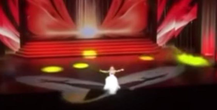سقوط المغنية الروسية أنستاسيا فيشنيوفسكايا عن المسرح