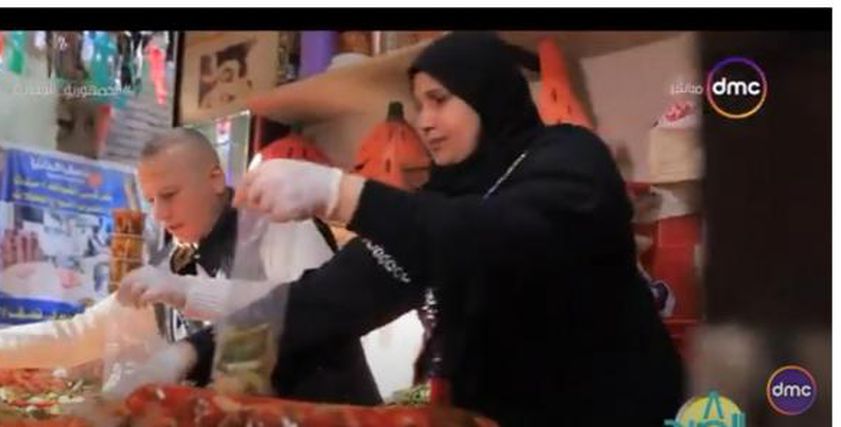 سمر سيدة مصرية تساند زوجها 