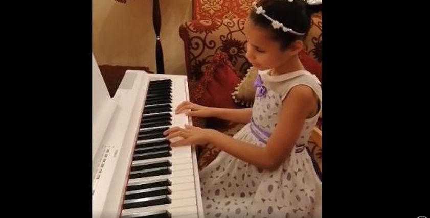 سارة طفلة كفيفة تعزف على البيانو