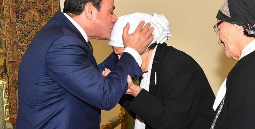 الرئيس خلال ترحيبه بالسيدتين المتبرعتين لصندوق تحيا مصر