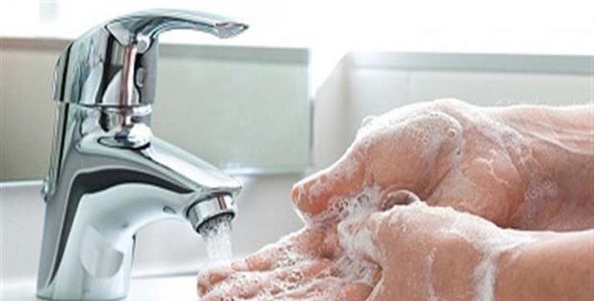 غسل اليدين بعد الخروج من المرحاض