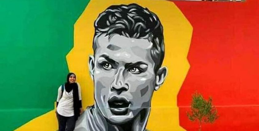مها ترسم جرافيتي في ملاعب أسوان لنجوم كرة القدم