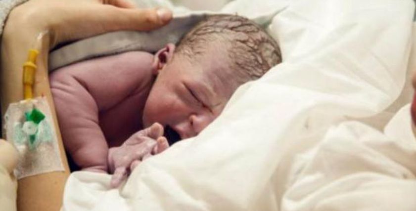 امرأة ترزق بمولودها الأول رغم انقطاع الطمث