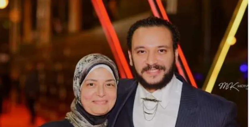الفنان أحمد خالد صالح ووالدته الراحلة