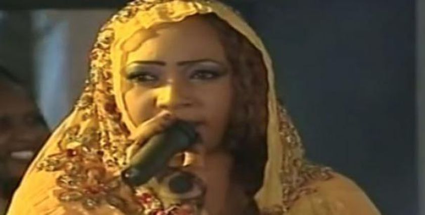 الاعتداء بالضرب علي فنانة سودانية بعد انتهاء حفلها