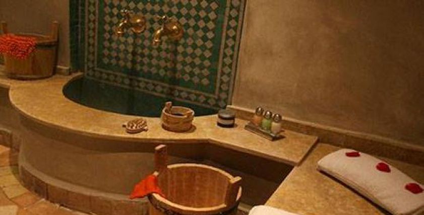 كاميرات سرية تصوّر النساء عاريات داخل حمام شعبي بالمغرب