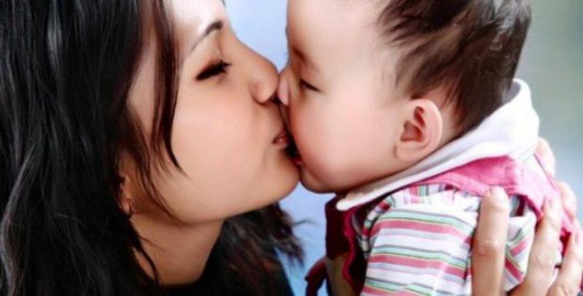 أضرار تقبيل الأطفال - تعبيرية