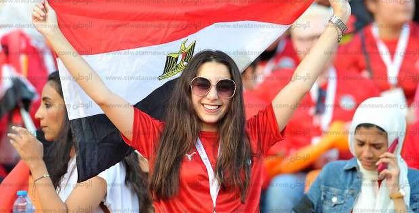 صور.. حضور نسائي في المدرجات لتشجيع منتخب مصر أمام جنوب أفريقيا