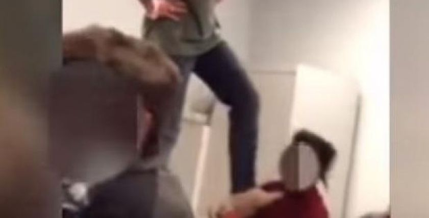 بالفيديو| معلمة تتعدى على طالب بالضرب بصفعه على وجهه