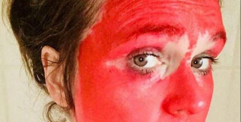 ابنة تلطخ وجه أمها بأحمر الشفاة