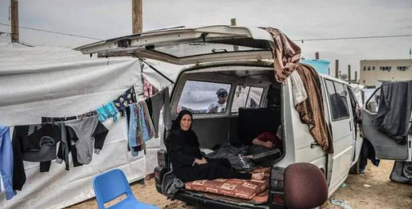 عائلات غزة تعيش في سياراتهم