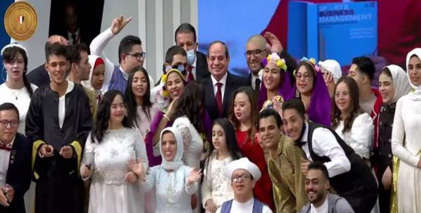الرئيس السيسي مع أطفال قادرون باختلاف