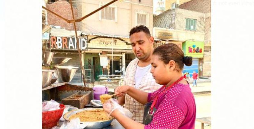 طالبة بالاعدادية وبائعة على عربية فول