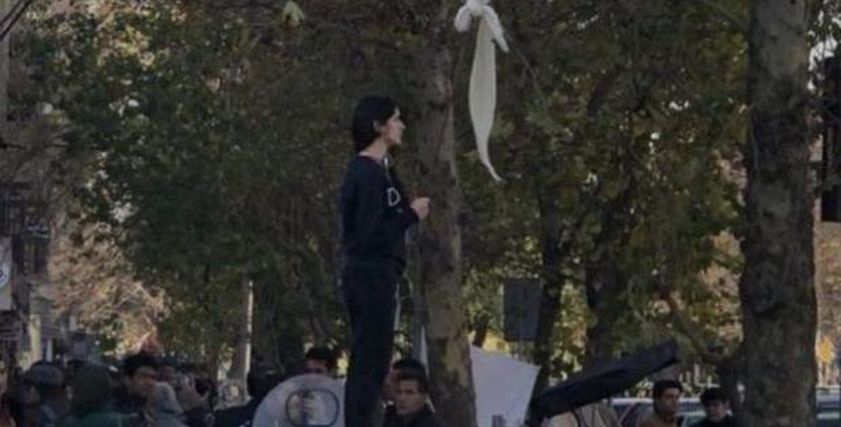 إيرانية تخلع الحجاب في ميدان عام