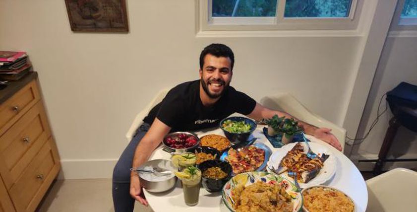 محمد يسري مع أطباق الأكلات المصرية