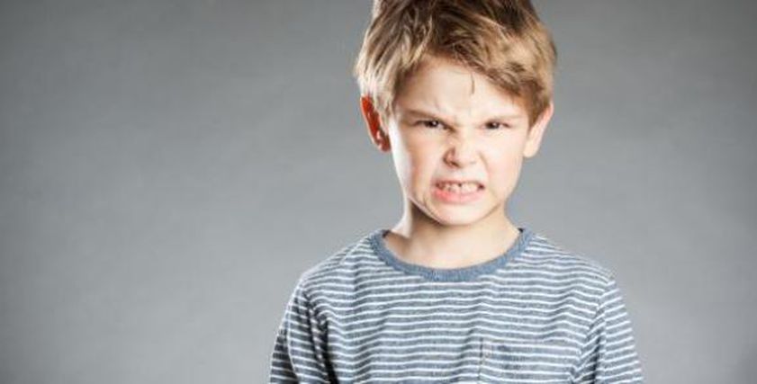 تكشير الوجه.. ما أسباب التشنجات اللاإرادية لدى الأطفال؟
