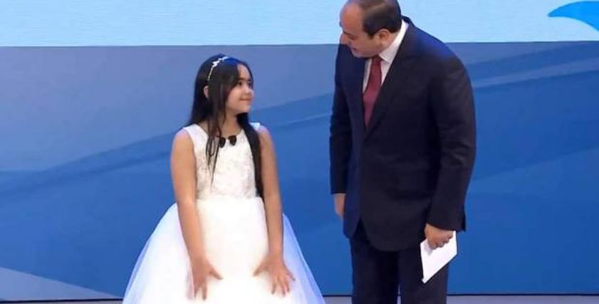 من هي الطفلة التي صعد السيسي لتحيتها في احتفالية المرأة المصرية