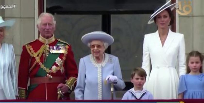 الملكة إليزابيث مع ابنها وحفيدها