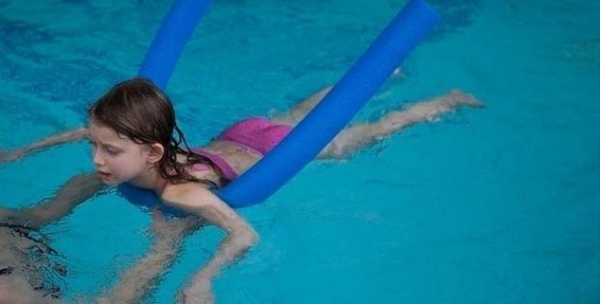 ممارسة الطفل للسباحة - تعبيرية