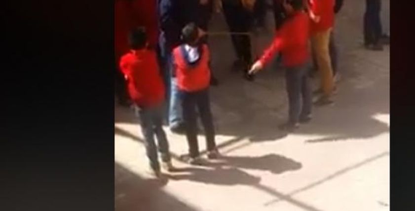 مدرس يعتدي على طلاب بالضرب في مدرسة إسلامية