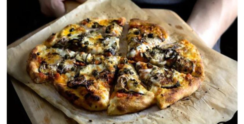بيتزا الباذنجان وجبنة بارميزان