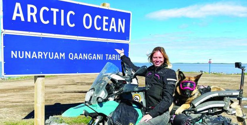 سيدة كندية تسافر العالم مع كلبتها