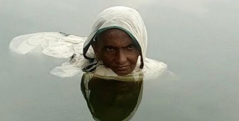 سيدة هندية تعيش في المياه منذ 20 عاما