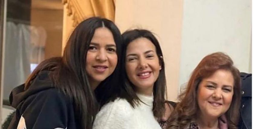 دنيا وإيمي سمير غانم مع والدتهما الراحلة دلال عبد العزيز