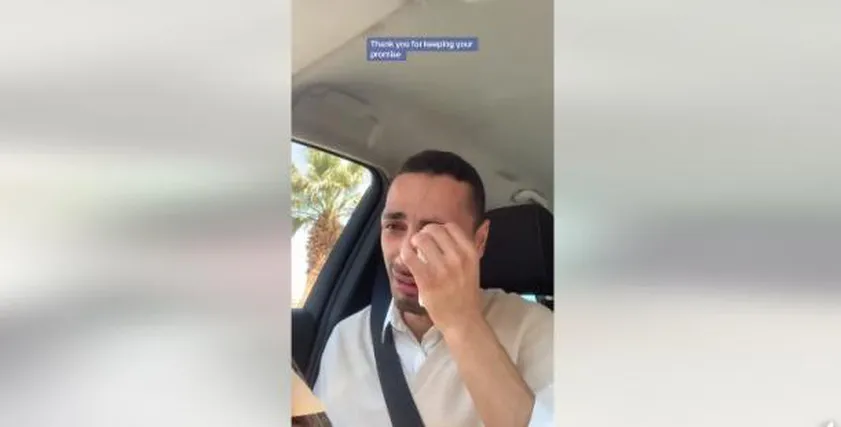 طالب يبكي لحظة إخبار أمه بتخرجه من الجامعة