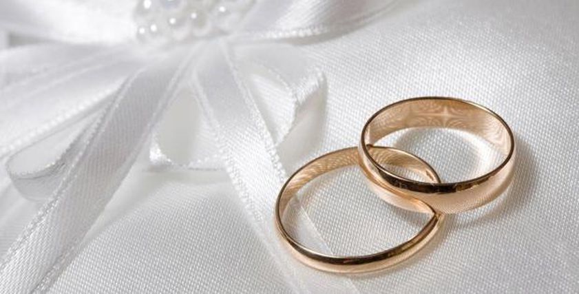 توضح حدود التعامل بين الزوجين قبل الزفاف وخلع الفتاة حجابها أمام خطيبها
