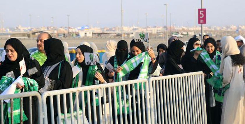 مشجعات سعوديات يحضرن مباراة لأول مرة