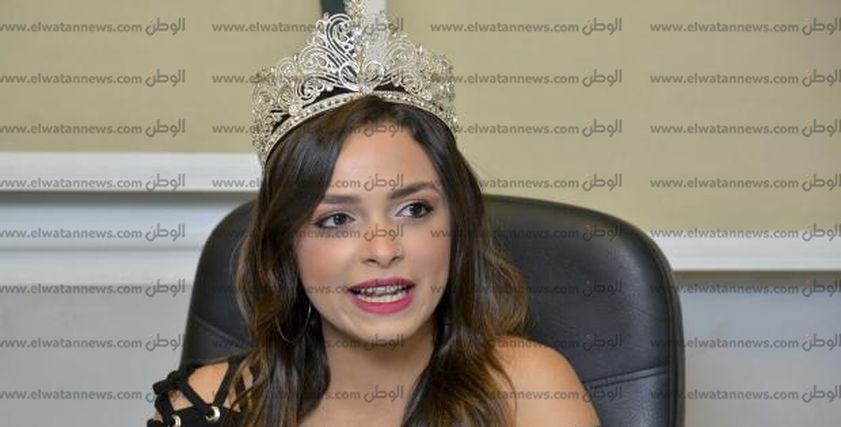 ملكة جمال مصر تسخر من تدريبات المنتخب المصري: