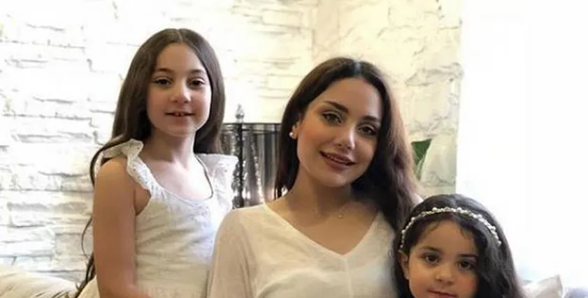 زينب فياض وابنتيها