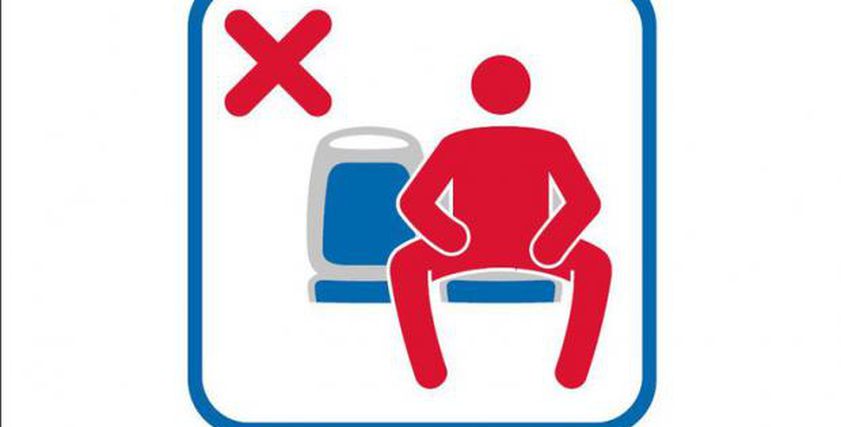 علامة حظر الرجال من الجلوس بسيقان متباعدة في الحافلات
