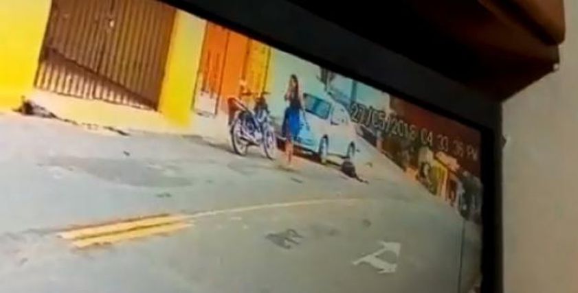 فتاة تقتل زوجها بسلاح ناري أمام عشيقته في وسط الشارع