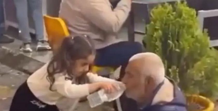 طفلة عراقية مع مسن مشرد