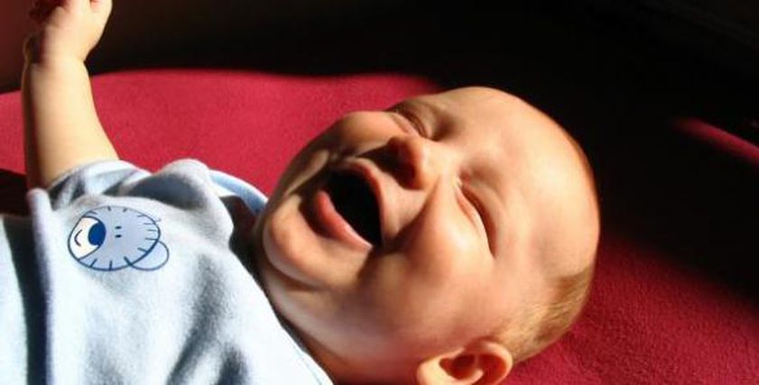 ضحك الطفل الرضيع