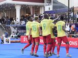 لاعبو جنوب أفريقيا يرقصون عند وصولهم استاد القاهرة
