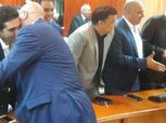 بالصور| «حلبية» يقُبل «قوطة» في جلسة محافظ بورسعيد