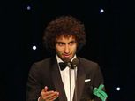 عمرو وردة يحتفل بفوزه بجائزة أفضل محترف بالدوري اليوناني