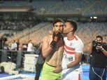 لاعبو الزمالك يحملون محمد عوض حول أعناقهم بعد التأهل لنهائي كأس مصر