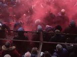 بالفيديو والصور| مشجع ليفربول يهاجم جماهير تشيلسي بالشماريخ
