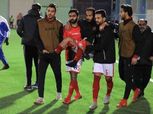 بالصور| لاعبو الأهلي يحملون وليد سليمان بعد إصابته بمباراة الساورة
